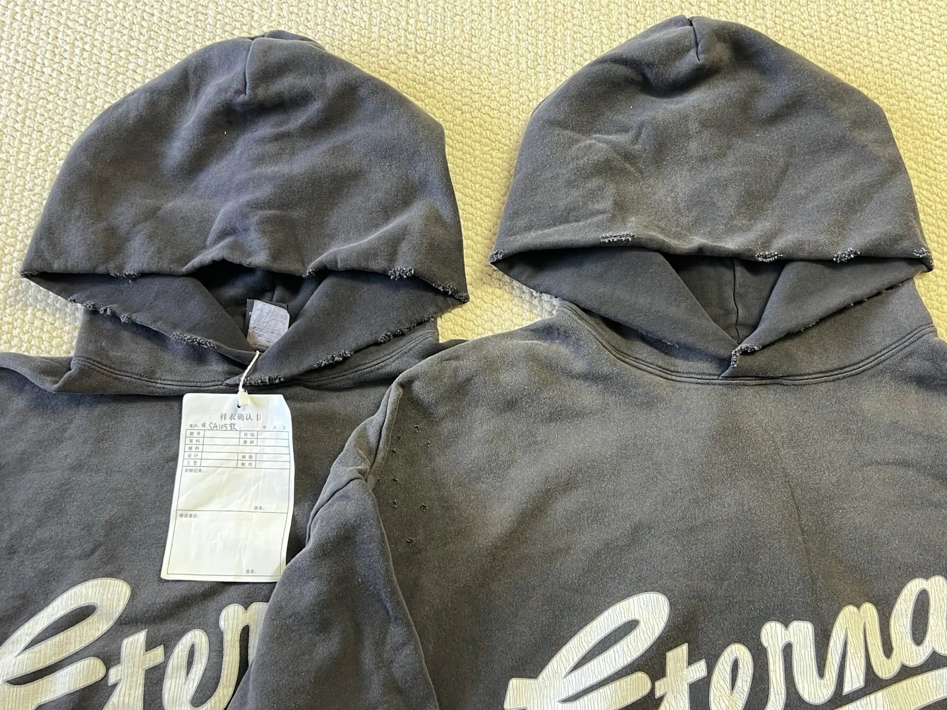 Pattern vs original SAINT Mxxxxxx × FEAR OF GOD FG_HOODIE/SNT OF GOD/BLK FOG joint model ETERNAL praying crosshair distressed hoodie. Washed black S-XL This season's hot and super popular joint model. The original version is the same. Spring and summer thin fabrics are comfortable on the upper body. The BOXY version with short fat and wide shoulder line is a fashion favorite. It has a high-end feel. Heavy washing and water fading technology. The horse is repositioned. Too much wear and damage and graffiti treatment. Correct version FOG co-branded main mark/wash mark/little angel mark